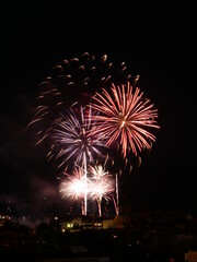 Larga exposición de fuegos artificiales coloridos en el cielo nocturno