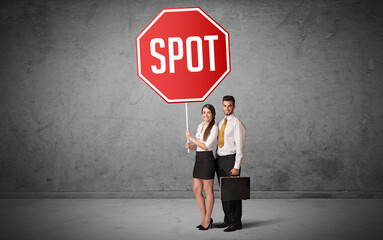 Obraz premium Young business person holding road sign