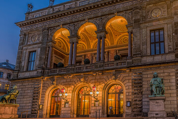 Fototapeta na wymiar the arcades of the royal dansih theatre glowing in the night