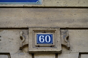 Numéro 60. Plaque de numéro de rue. 