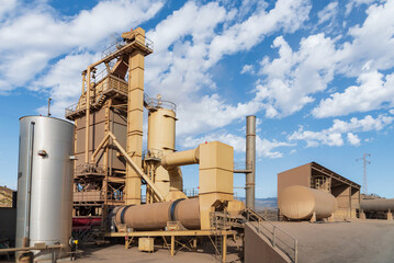 Obraz premium Bitumen processing plant to transform it into asphalt for roads.