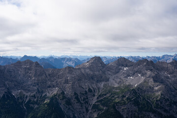 Fototapeta premium a view from the top of 