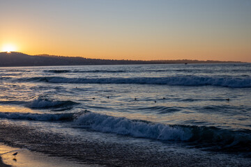 Obraz premium Sunset on the ocean with the waves