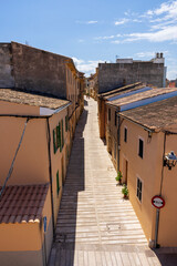 Fototapeta Typowe uliczki w miasteczku Alcudia, Majorka.  Kolorowe fasady miejskich domów.  obraz