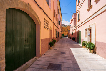 Fototapeta Typowe uliczki w miasteczku Alcudia, Majorka.  Kolorowe fasady miejskich domów.  obraz