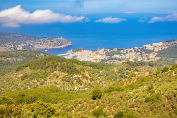 Obraz premium Panoramic aerial view of the bay of Sóller, seen from Miador de Ses Barques, Majorca Island, Spain