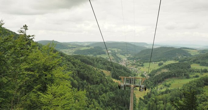Reigoldswil in der Schweiz.. Luftseilbahn nach Wasserfallen, oberhalb von Reidgoldswil 