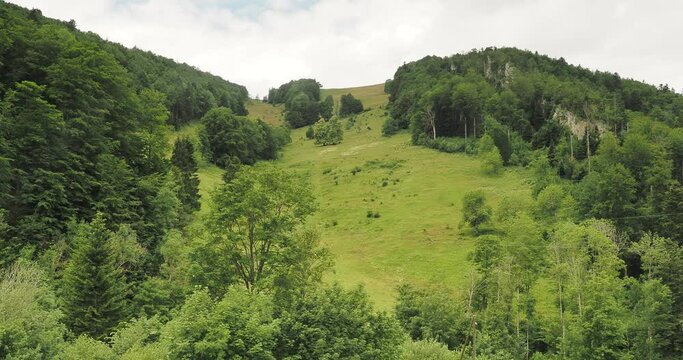 Reigoldswil in der Schweiz imTal der hinteren Frenke zwischen Liestal und Basel. Freizeiterlebnis, der Waldseilpark bei der Bergstation der Wasserfallenbahn