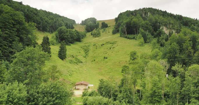 Reigoldswil in der Schweiz. Waldseilpark Wasserfallen, Kletterabenteuer neben der Bergstation der Gondelbahn Reigoldswil-Wasserfallen