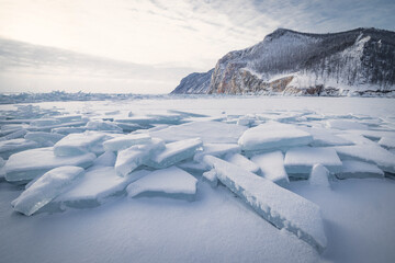 Estructuras de hielo congeladas y placas rotas al amanecer sobre lago helado