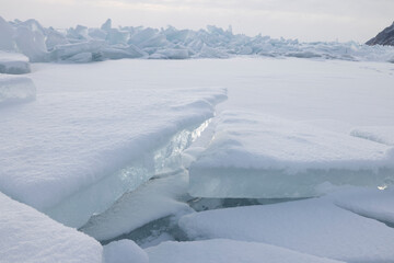 Estructuras de hielo congeladas y placas rotas al amanecer sobre lago helado