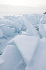Estructuras de hielo congeladas y placas rotas al amanecer sobre lago helado
