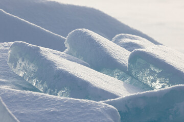 Placas de hielo rotas congeladas al amanecer sobre lago helado