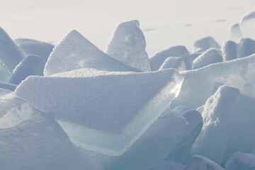 Placas de hielo rotas congeladas al amanecer sobre lago helado