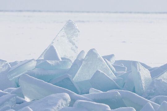Placas de hielo rotas congeladas al amanecer sobre lago helado