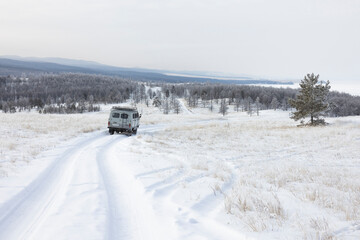 furgoneta sobre el hielo en lago congelado