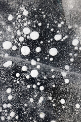 Burbujas de metano congeladas en el hielo 