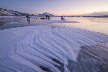 Placas de hielo rotas congeladas al amanecer sobre lago helado