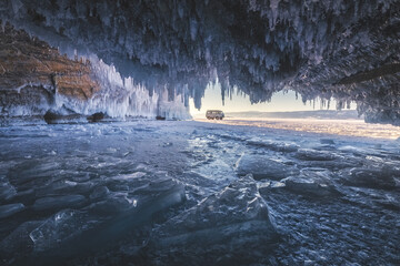 Cuevas de hielo sobre lago congelado al amanecer
