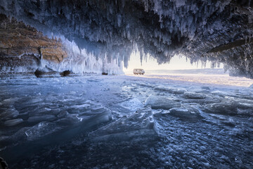 Cuevas de hielo sobre lago congelado al amanecer
