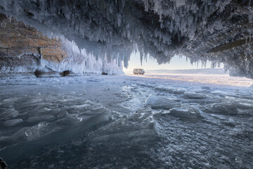 Cuevas de hielo sobre lago congelado al amanecer