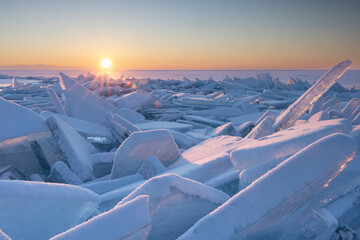 placas de hielo rotas en lago congelado al amanecer