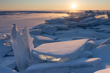 placas de hielo rotas en lago congelado al amanecer