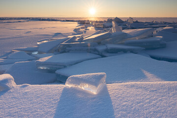 placas de hielo rotas en lago congelado al amanecer