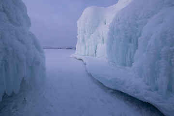 placas de hielo rotas en lago congelado al amanecer