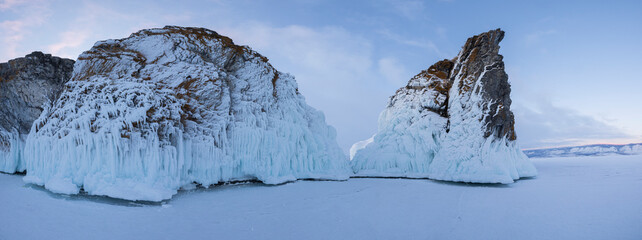 placas de hielo rotas en lago congelado al amanecer