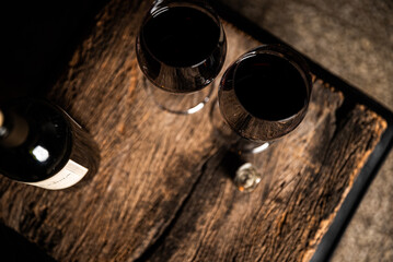 preparando la cena y brindando con copas de vino tinto