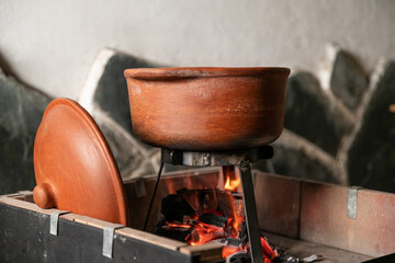 cocinando con leña en olla de barro tradicional Argentina