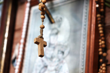 Krzyż w klimatycznej kaplicy katolickiej z różańcem.  - obrazy, fototapety, plakaty