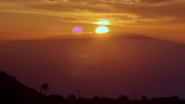 Puesta de sol tras la isla de La Palma visto desde Tegueste