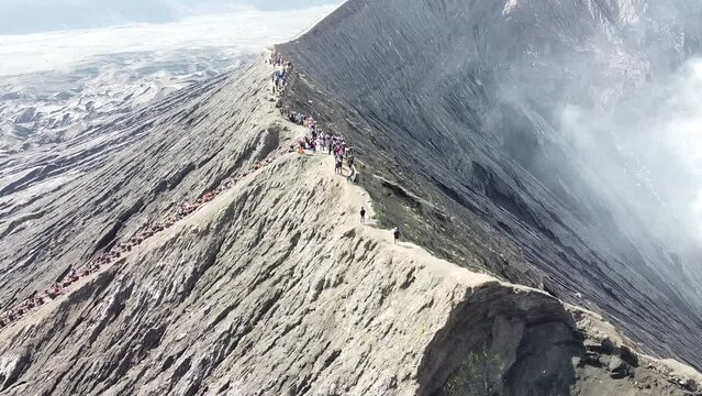 Vue a&eacute;rienne du volcan Bromo , Java - indonesie