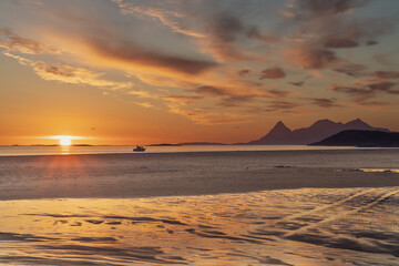 Fototapeta na wymiar Midnight sunset and reflections on the beach