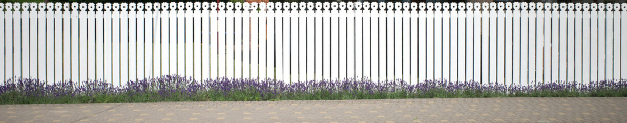 Obraz premium Panoramic photo of a white wooden fence.