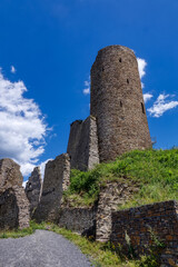Fototapeta na wymiar Turm einer mittelalterlichen Burgruine in Monreal