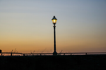 Obraz premium candeeiro de rua, e por do sol.