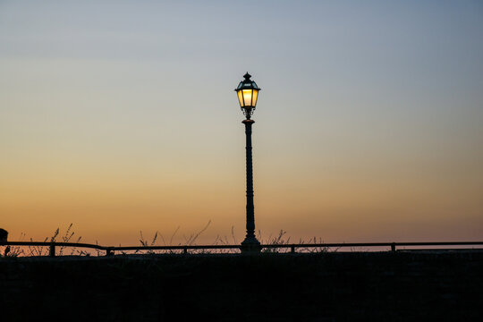 candeeiro de rua, e por do sol.