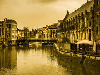 Obraz premium Ghent canal with rows of old tenaments