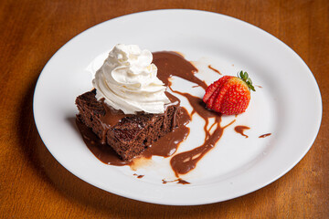 petit gateau de chocolate e morango e chantili 