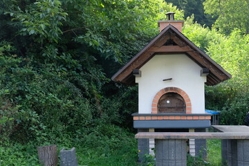 Fototapeta na wymiar FU 2021-08-08 WanderHonLinz 350 Vor dem Gebüsch steht ein kleines Backhaus