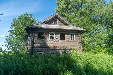 Fototapeta premium an old abandoned wooden log house in the Russian north in the Arkhangelsk region.