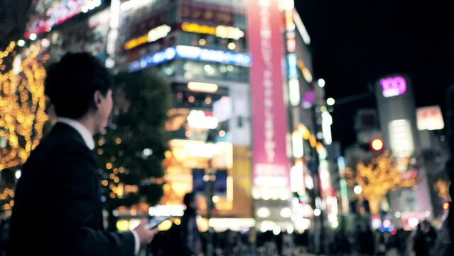 夜渋谷スクランブル交差点を行き交う人々