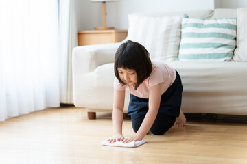 フローリングの拭き掃除をする女の子