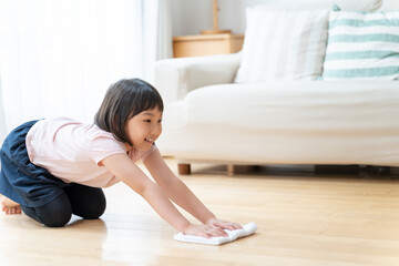 フローリングの拭き掃除をする女の子