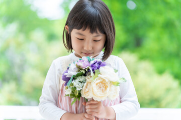 花束を持つ女の子