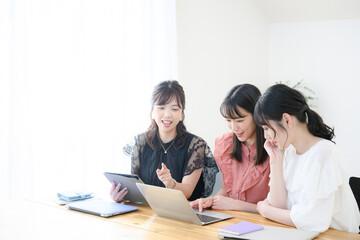 女性の仕事の様子