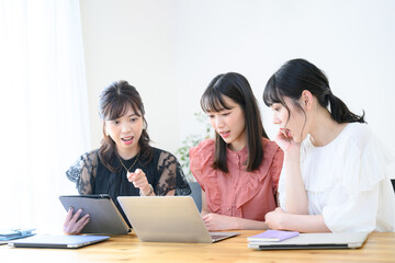 Obraz premium 女性の仕事の様子